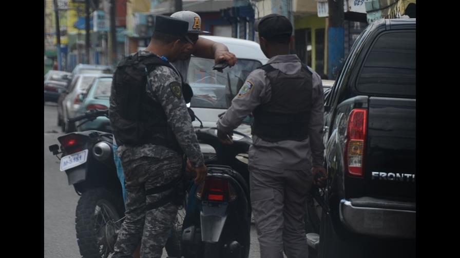 Un oficial de la Policía y presunto delincuente heridos durante enfrentamiento en Salcedo 