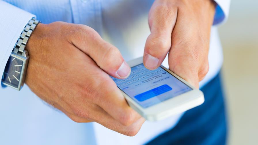 Hombre “sexteaba” con una menor mientras su hijo moría dentro una camioneta