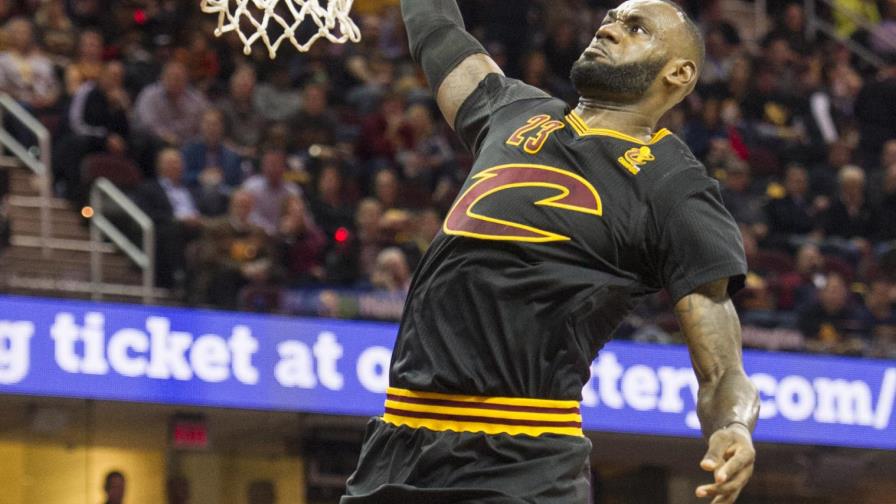 LeBron James vive jornada inaugural completa con anillo, discurso y triunfo