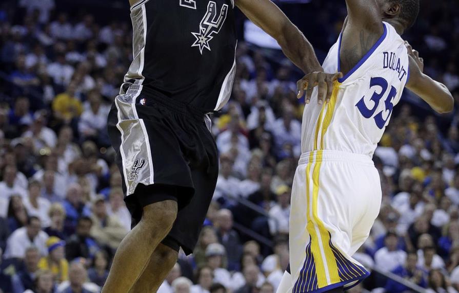 Leonard y los Spurs ganan a Warriors y aguan debut de Durant 