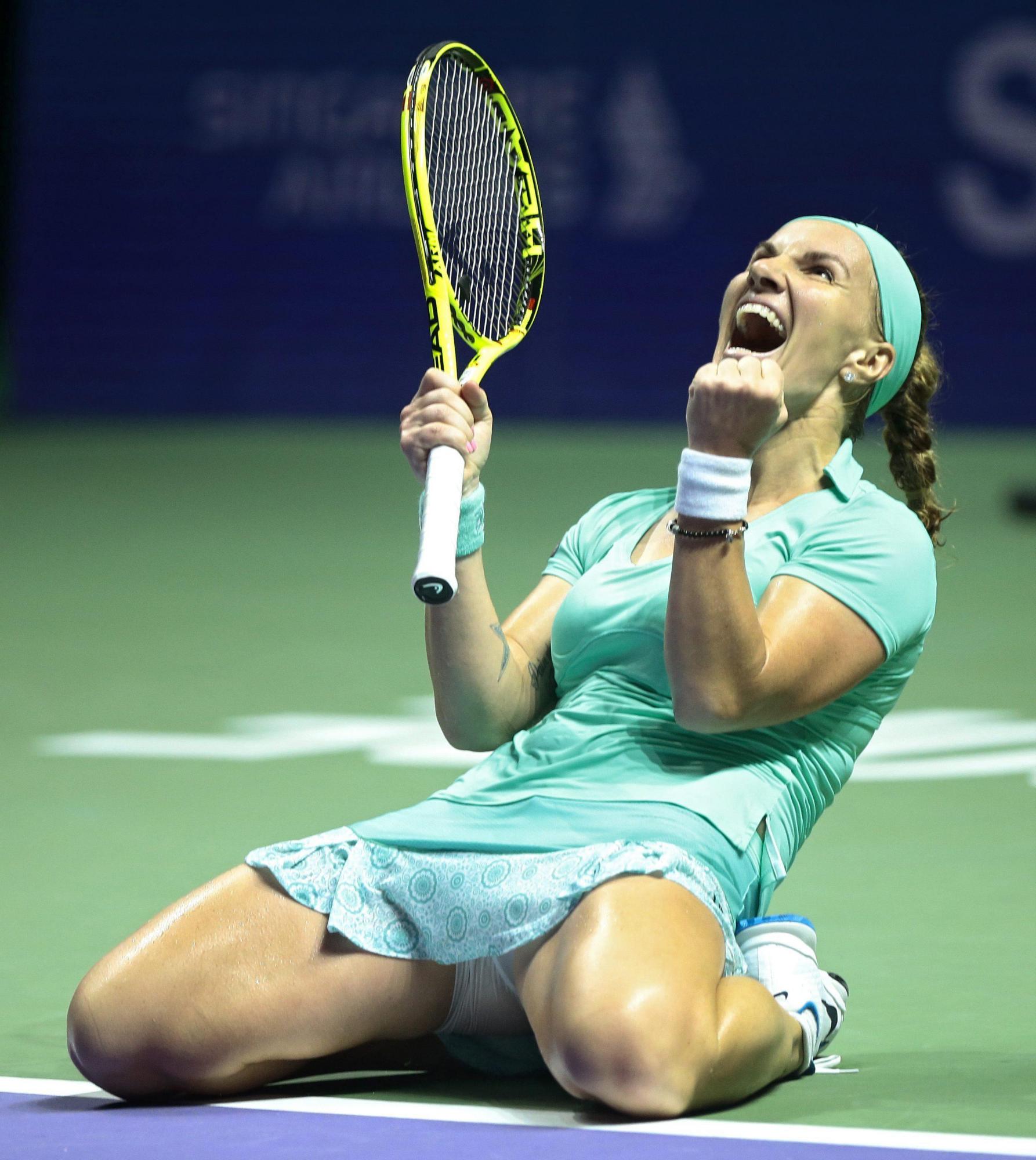 La tenista rusa Svetlana Kuznetsova celebra su victoria contra la checa Karolina Pliskova durante un partido de individuales de la ronda robin del Masters femenino de Singapur.