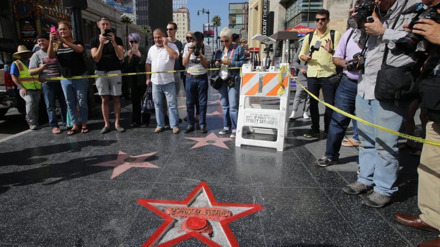 Fanático destruye la estrella de la fama de Donald Trump