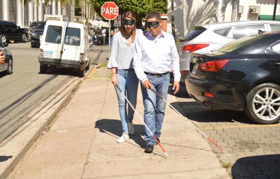 Mariasela Álvarez camina a ciegas en apoyo a la campaña “Un bastón para ti, un entorno para todos”