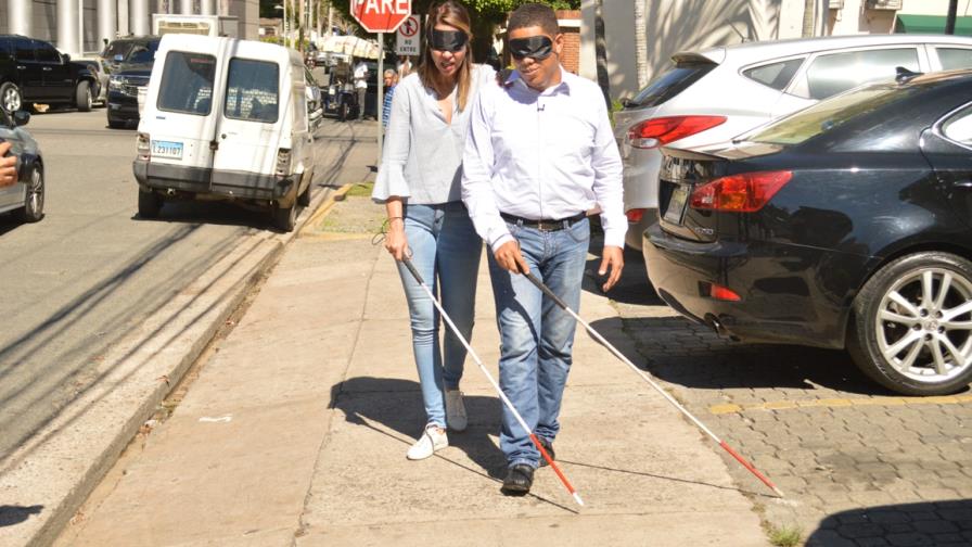Mariasela Álvarez camina a ciegas en apoyo a la campaña “Un bastón para ti, un entorno para todos”