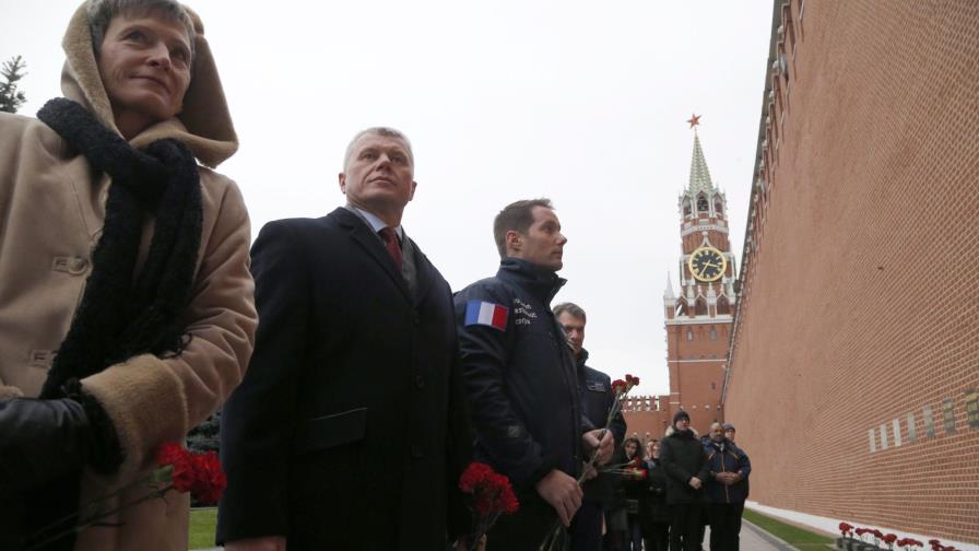Astronautas visitan la Plaza Roja antes de partir hacia la estación espacial