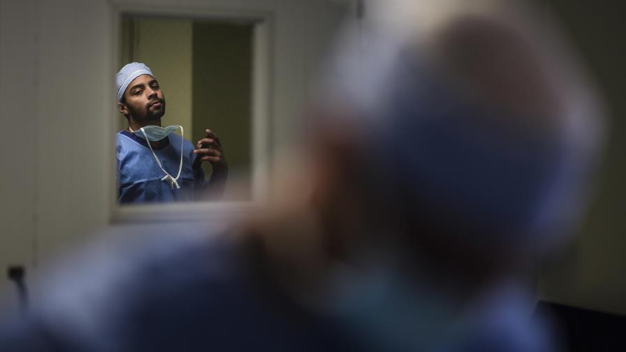 Médicos huyen de Puerto Rico y dejan a pacientes en el limbo 