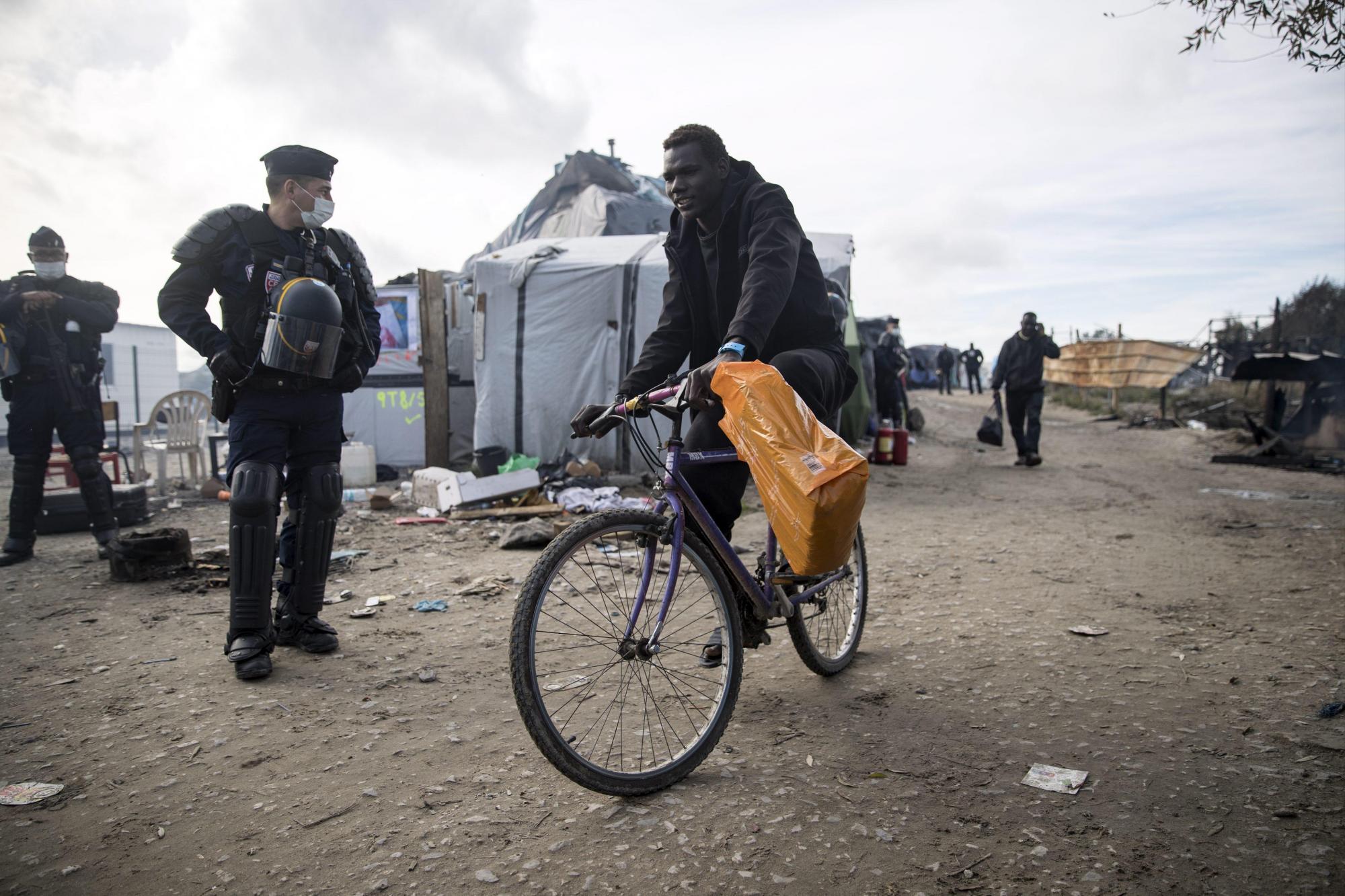 Evacuación refugiados en “jungla” de Calais
