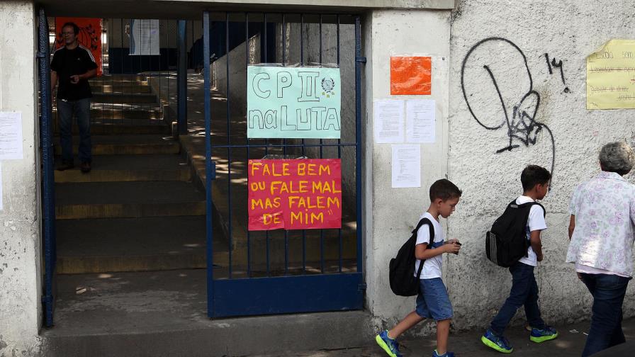 Estudiantes ocupan mil centros de enseñanza en Brasil contra leyes de Temer