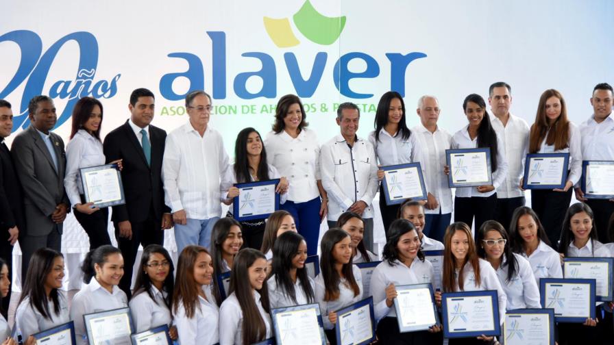 ALAVER entrega 30 becas universitarias en aniversario del Premio al Mérito Estudiantil