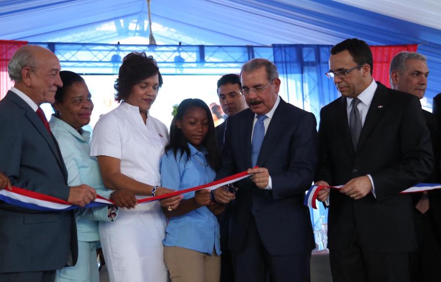 Medina inaugura escuela para 630 estudiantes, Azua