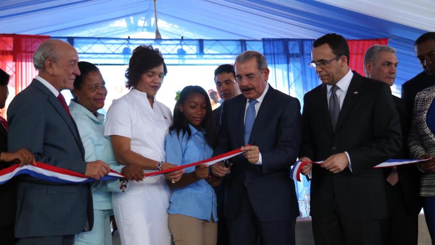 Medina inaugura escuela para 630 estudiantes, Azua