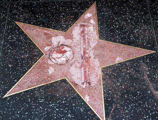 Arrestan sospechoso de vandalizar la estrella de Trump 