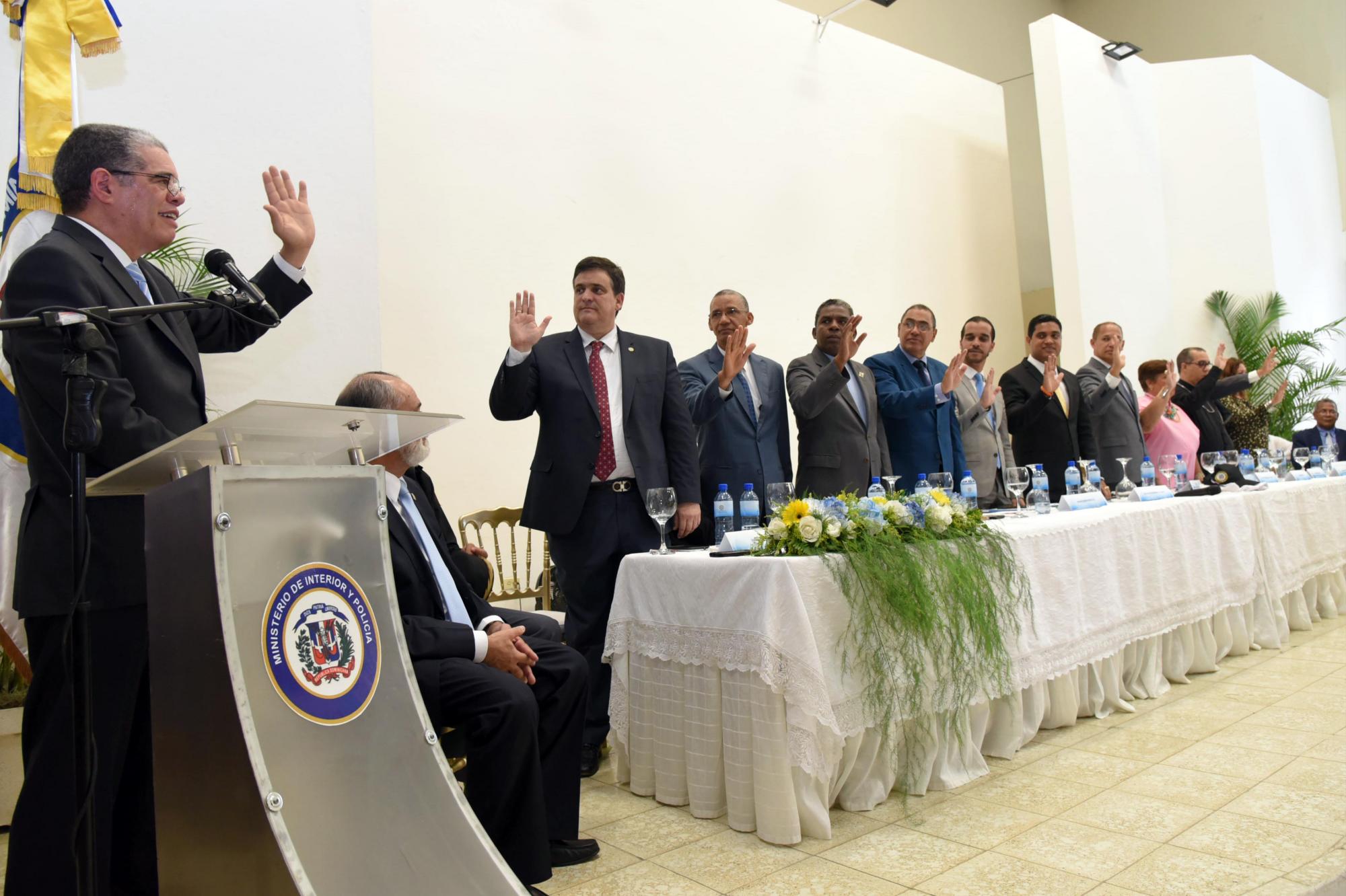 El ministro de Interior y Policía, Carlos Amarante Varet, juramenta la Mesa de Seguridad Ciudadana en La Vega.