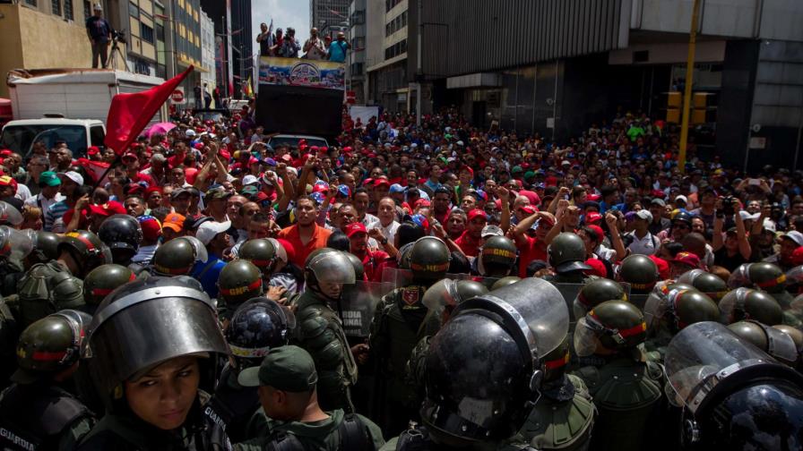 Maduro y oposición venezolana alistan sus armas para huelga general