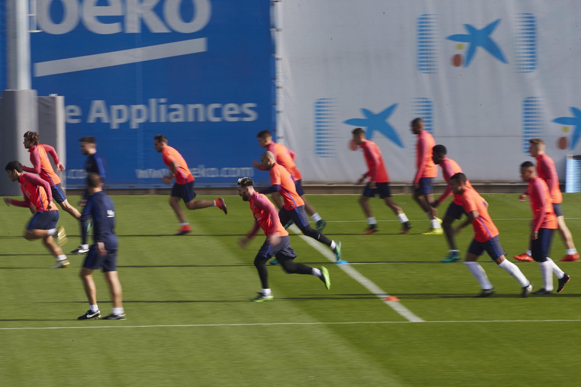 Los jugadores del FC Barcelona en entrenan en Joan Gamper de Sant Joan Despí (Barcelona), para el encuentro de la 10 jornada de liga de Primera División.