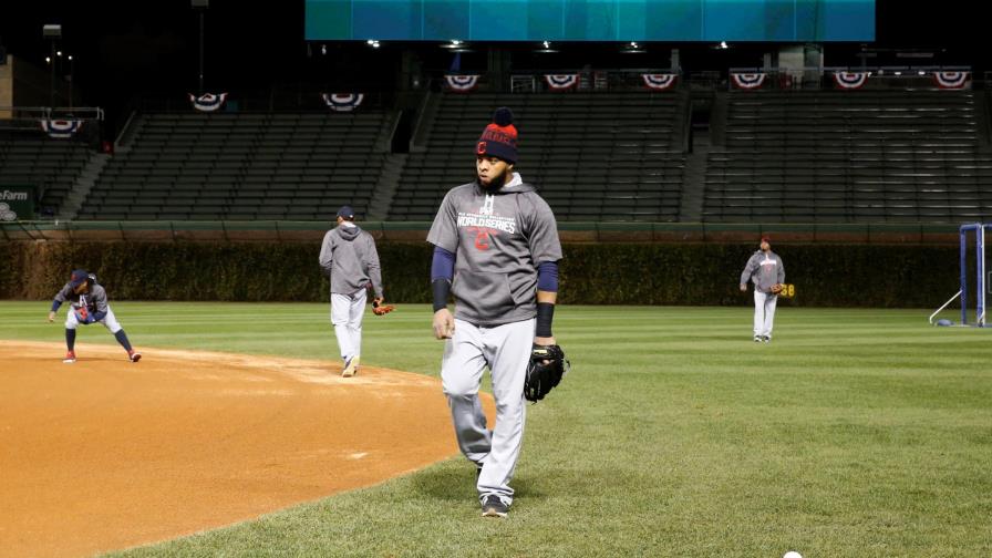 Carlos Santana podría ser jardinero con los Indios en Chicago