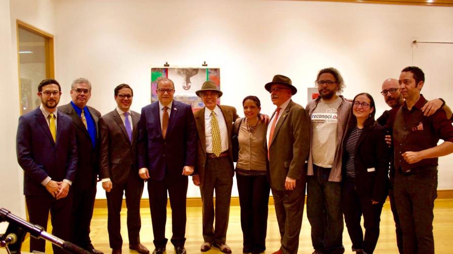 Embajador José Tomás Pérez inaugura exposición de pinturas dominicanas “Resilience” 