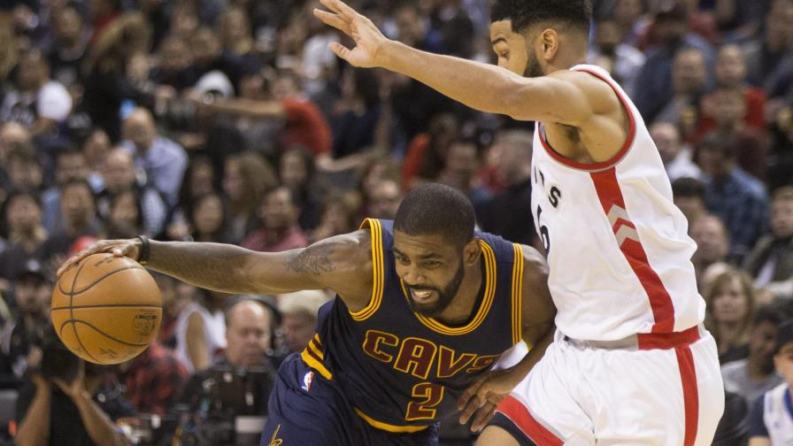 Irving y James contienen embate de los Raptors 