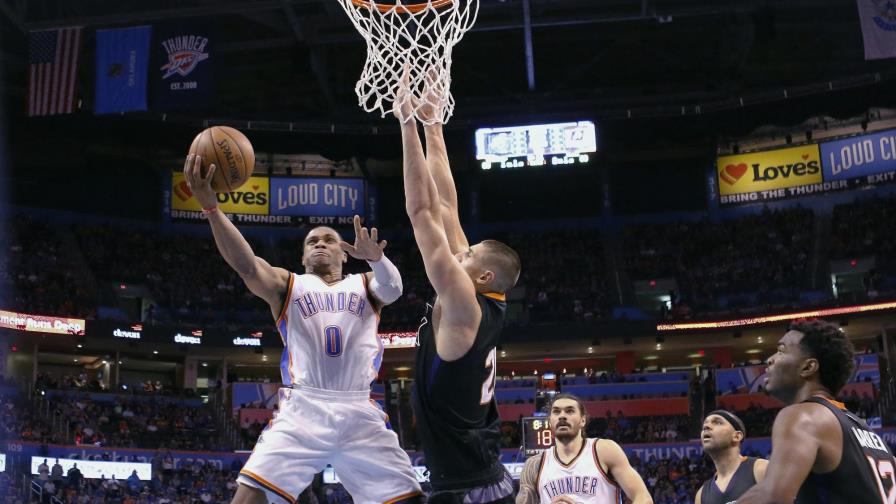 Westbrook explota con 51 puntos en victoria sobre Suns 