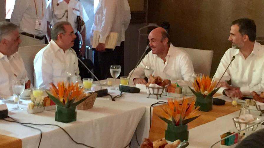 Presidente Medina desayuna con el rey de España