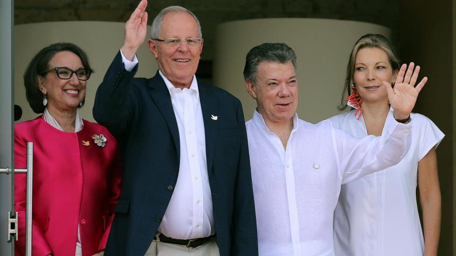 Santos dice a líderes iberoamericanos que Colombia se aferra a una paz amplia 