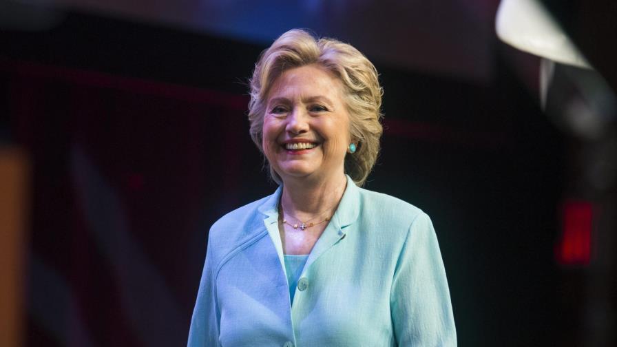 Campaña de Clinton cuestiona el proceder del director del FBI sobre correos 