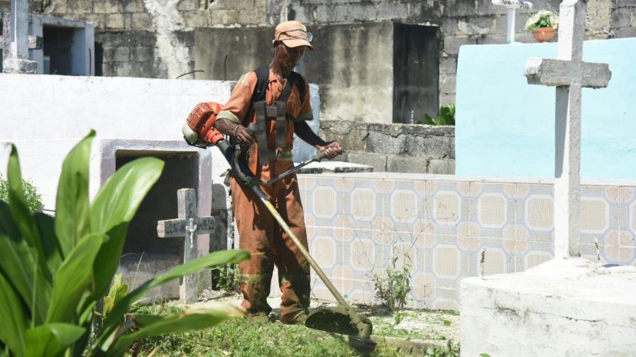 Brigadas remozan cementerios de la capital para el Día de los Difuntos