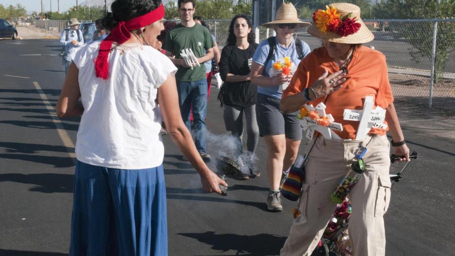 Altares honran inmigrantes en Día de Difuntos del panteón Hollywood Forever