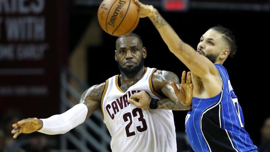 LeBron James vuelve a brillar y Cavaliers siguen invictos