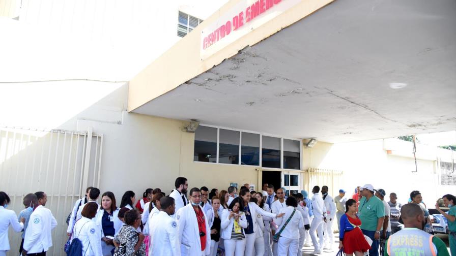 Médicos internistas paralizan sus labores en el hospital Cabral y Báez