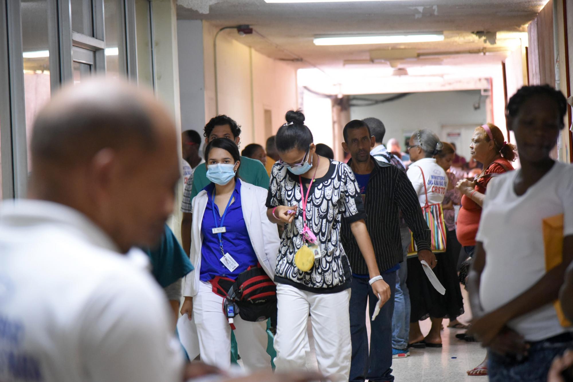 Médicos usan mascarillas en el hospital Cabral y Báez para evitar contraer enfermedades