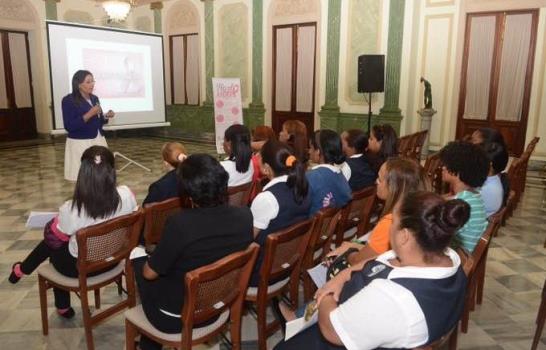 Presidencia promueve atención por cáncer de mama y dona autobuses a estudiantes