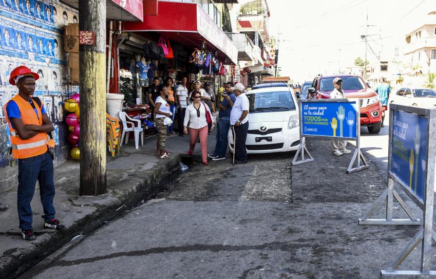 Cabildo reconstruye aceras y contenes en Cristo Rey