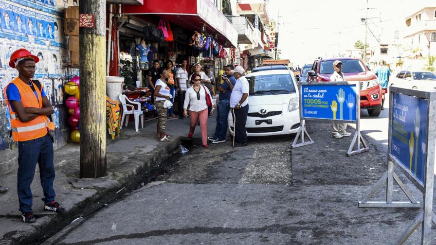 Cabildo reconstruye aceras y contenes en Cristo Rey