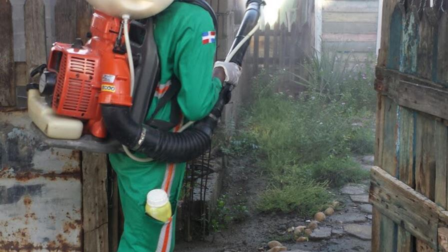 Obras Públicas fumiga en Villa Vásquez y Vicente Noble