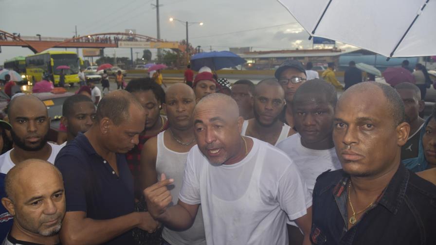 Buhoneros del Kilómetro 9 de la autopista Duarte protestan tras intento de desalojo