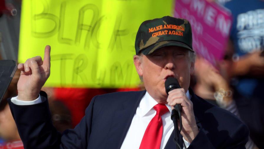 Donald Trump rebasa a Clinton por un punto en un sondeo a siete días de los comicios