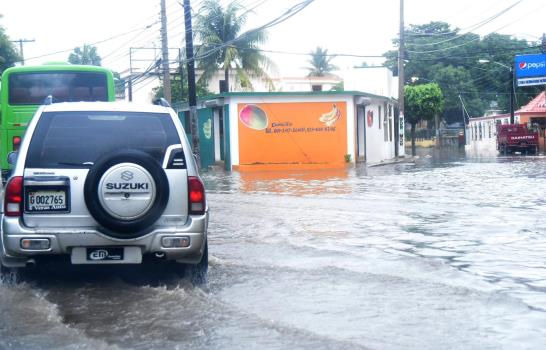 Aguaceros inundan vías y desbordan ríos en Santiago