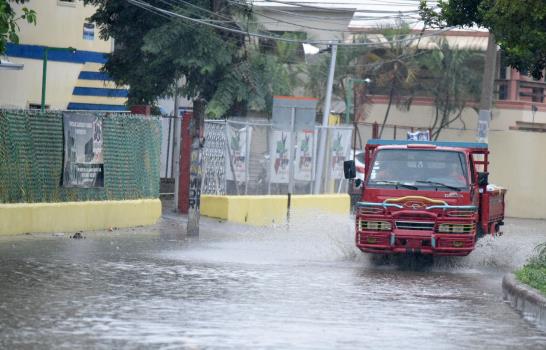 Aguaceros inundan vías y desbordan ríos en Santiago