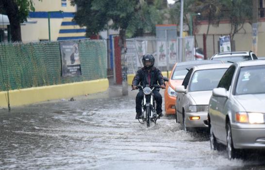 Aguaceros inundan vías y desbordan ríos en Santiago