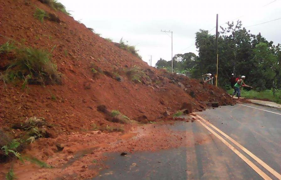 Derrumbe bloquea paso en la carretera entre Miches y El Seibo