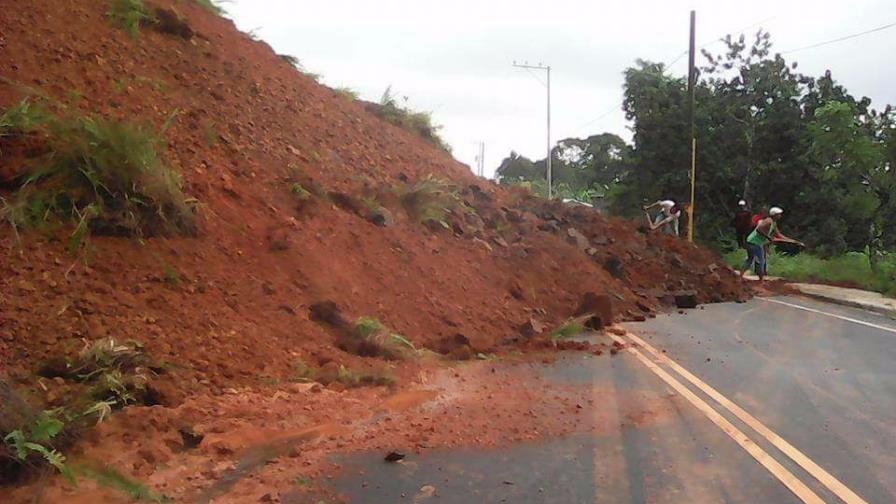 Derrumbe bloquea paso en la carretera entre Miches y El Seibo