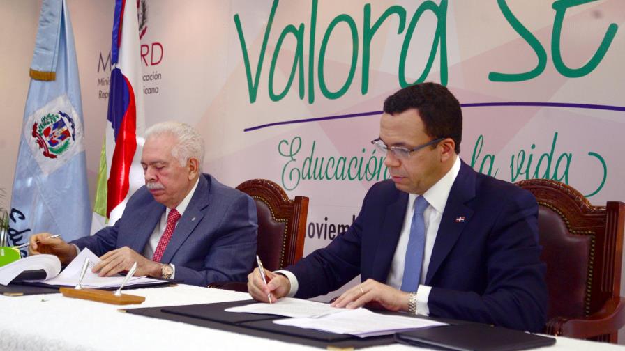 Ministerio de Educación y BHD-León firman convenio educativo