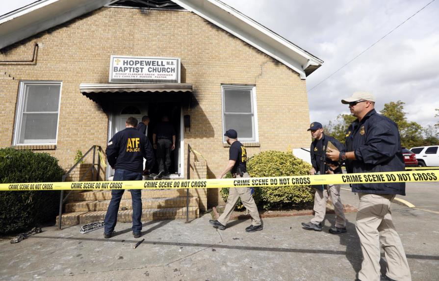 Iglesia negra en EE.UU. incendiada y vandalizada con consignas por Trump