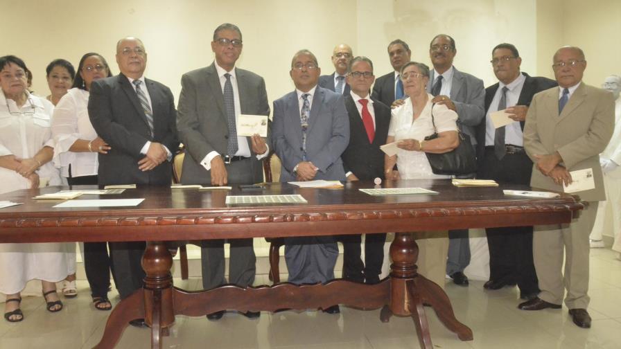 Inposdom pone en circulación emisión postal dedicada a Román Bautista Brache