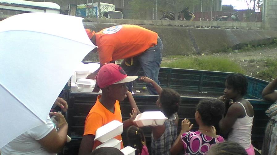 Instituciones del Gobierno asisten a familias desplazadas por inundaciones