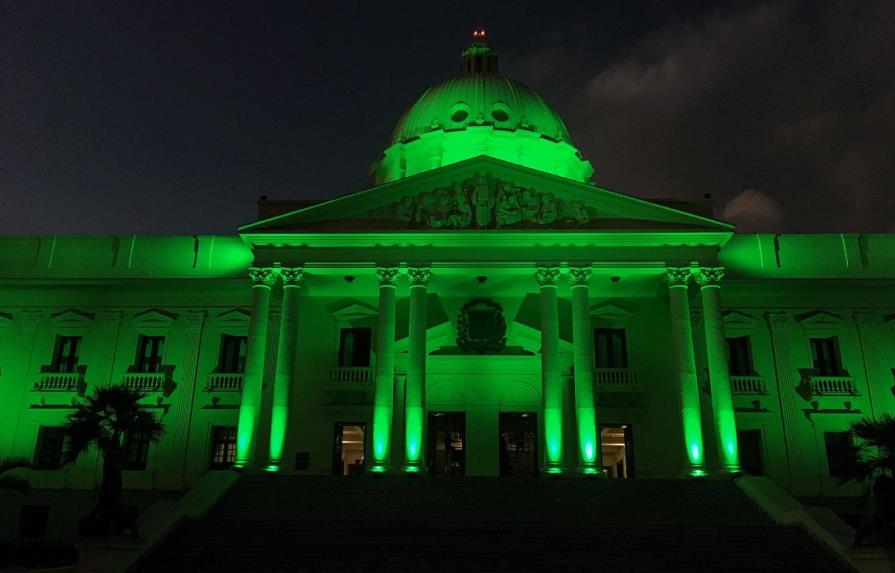 El Palacio Nacional se ilumina de verde para cumplir con el Acuerdo de París 