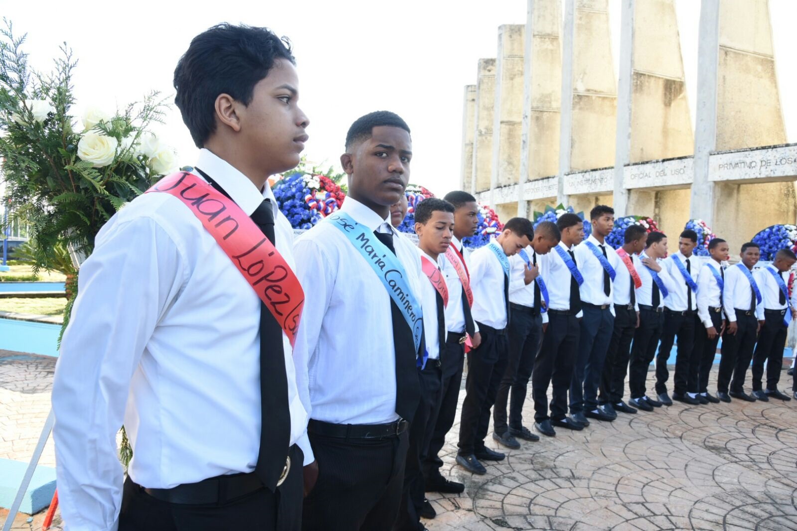 Jóvenes que participan en los actos conmemorativos por el Día a la Constitución 