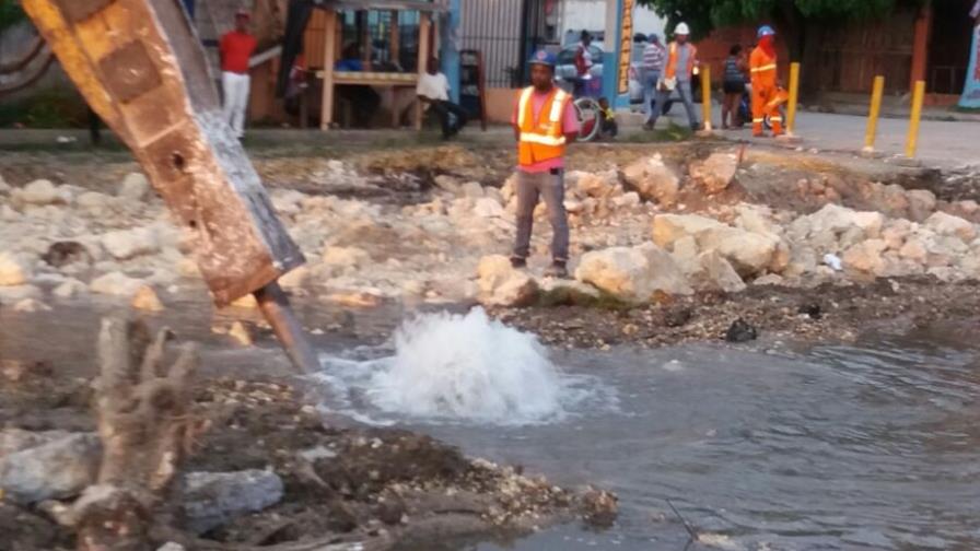 Aeropuerto Las Américas y varios sectores sin agua por avería provocada por retroexcavadora Aeropuerto Las Américas y varios sectores sin agua por avería provocada por retroexcavadora