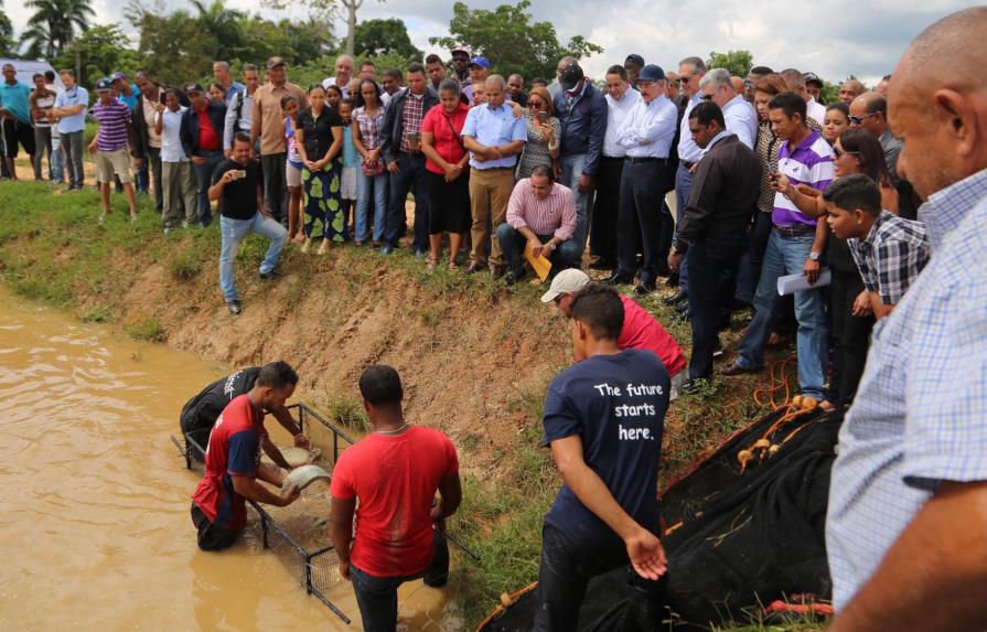 Medina concede financiamiento para incrementar producción de peces y camarones en Copeyito